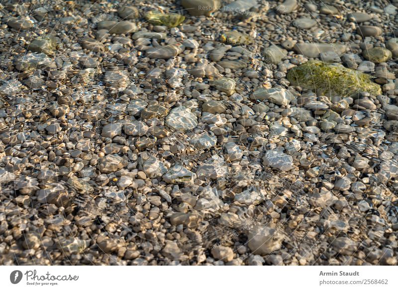 Kieselsteine im Meer Design Leben harmonisch Sinnesorgane Erholung ruhig Umwelt Natur Urelemente Wasser Wellen Küste Seeufer Flussufer Strand Bucht Flüssigkeit