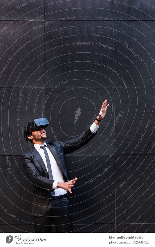 Afro-Kaufmann beim Spielen von Virtual Reality Simulationen Entertainment Business Headset Technik & Technologie Junger Mann Jugendliche Erwachsene Hand Anzug