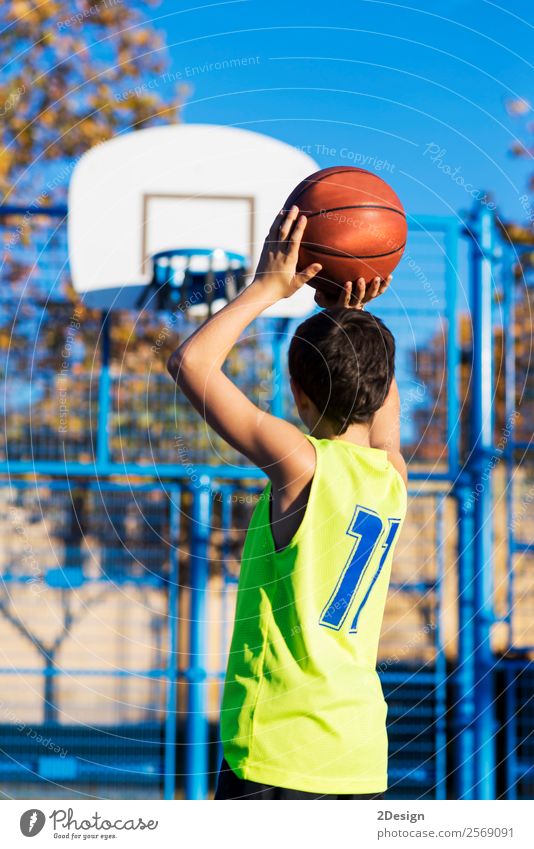 Teenager, der einen Basketball von hinten in den Reifen wirft. Lifestyle Freude Erholung Freizeit & Hobby Spielen Sport Mensch Junge Mann Erwachsene Bekleidung