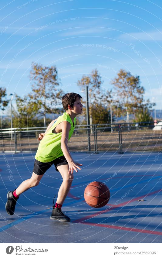 Teenager spielt Basketball auf einem Außenplatz. Lifestyle Freude Erholung Freizeit & Hobby Spielen Sport Mensch maskulin Junge Mann Erwachsene 1 8-13 Jahre