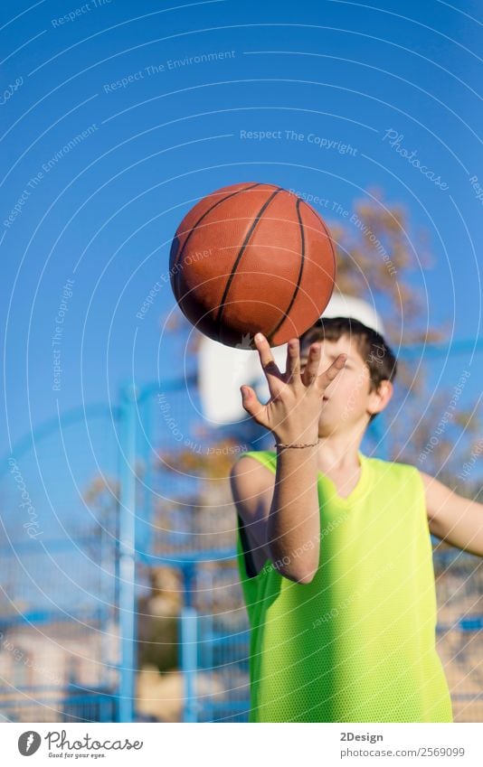 Teenager spielt Basketball auf einem Außenplatz. Lifestyle Freude Erholung Freizeit & Hobby Spielen Sport Mensch Junge Mann Erwachsene Bekleidung Hut Fitness