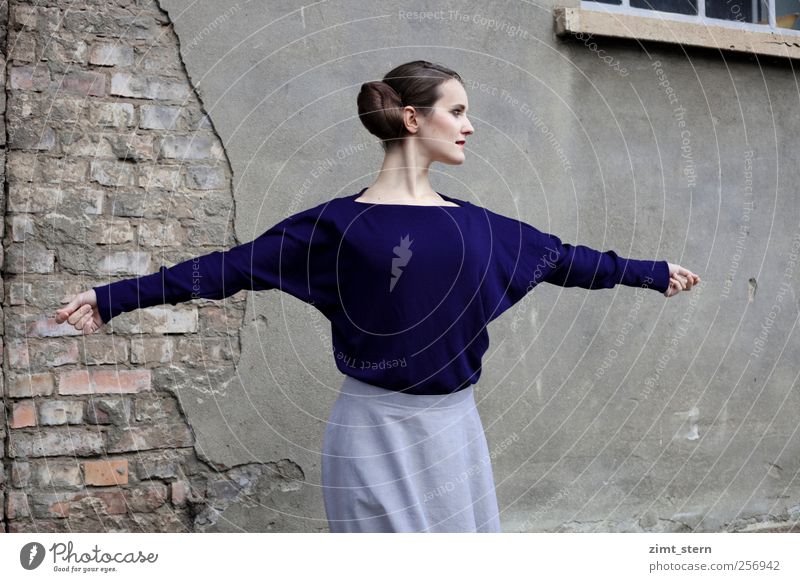 Blaue Eleganz II elegant Stil schön Tanzschule Körperspannung Balletttänzer feminin Junge Frau Jugendliche 1 Mensch Mauer Wand Mode Rock Pullover U-Boot
