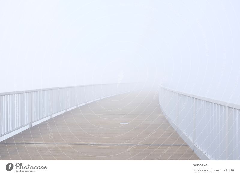 grenzüberschreitung | jenseits Herbst Klima Wetter Nebel weiß Brücke Brückengeländer Grenzüberschreitung ungewiss Ungewisse Zukunft blind Himmel (Jenseits)