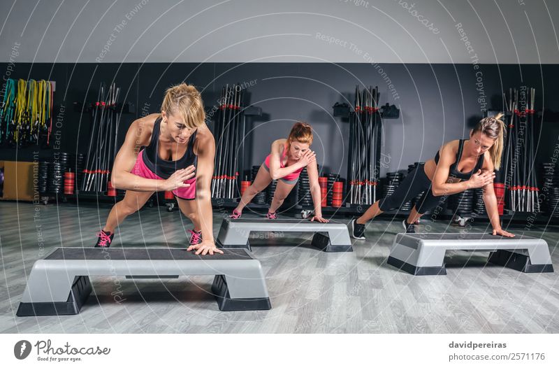 Gruppentraining für Frauen über Stepper in der Aerobic-Klasse Lifestyle Glück schön Körper Sport Mensch Erwachsene Freundschaft Menschengruppe Fitness