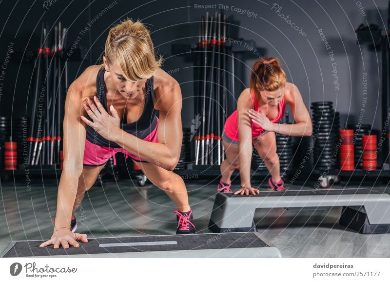 Frauen Paar Training über Stepper in der Aerobic-Klasse Lifestyle Glück schön Körper Sport Mensch Erwachsene Freundschaft Fitness authentisch dünn Erotik