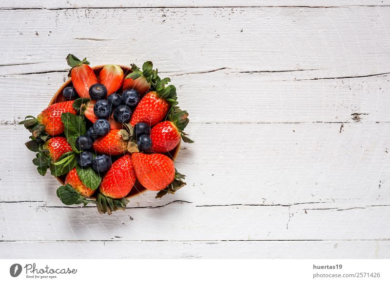Mischung aus Erdbeeren und Heidelbeeren Lebensmittel Frucht Dessert Ernährung Frühstück Abendessen Bioprodukte Vegetarische Ernährung Diät Tisch Menschengruppe