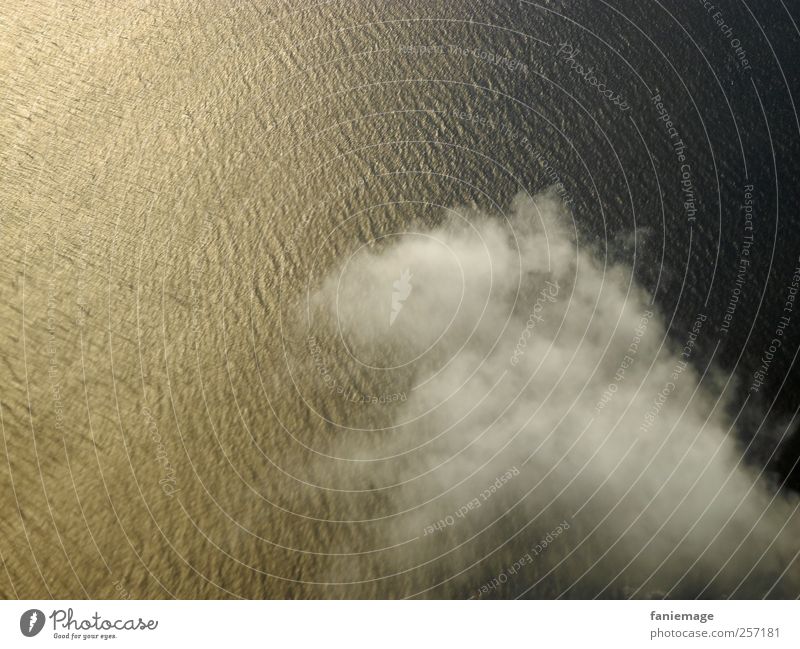 wolkenschiff Wasser ruhig Wolken Himmel Wellen Meer Mittelmeer Flugzeug gleiten Luftverkehr blau grau weiß silber Schweben Farbfoto Gedeckte Farben