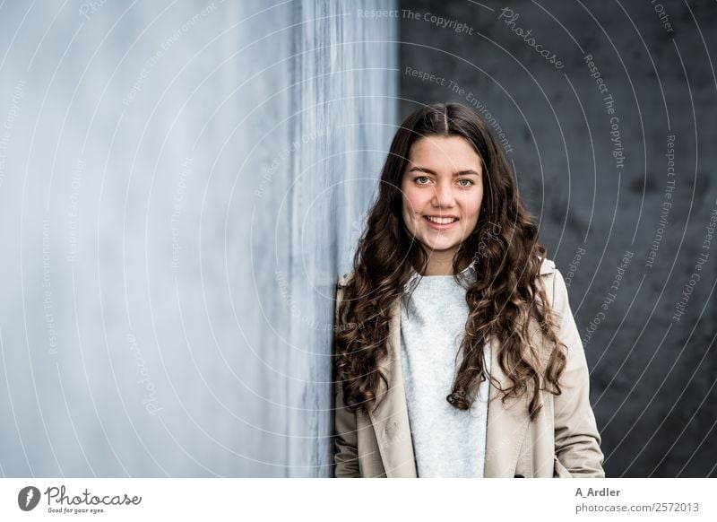 entspanntes Model Mensch feminin Junge Frau Jugendliche 1 18-30 Jahre Erwachsene Stadt Mauer Wand Bekleidung Mantel Haare & Frisuren brünett langhaarig Locken