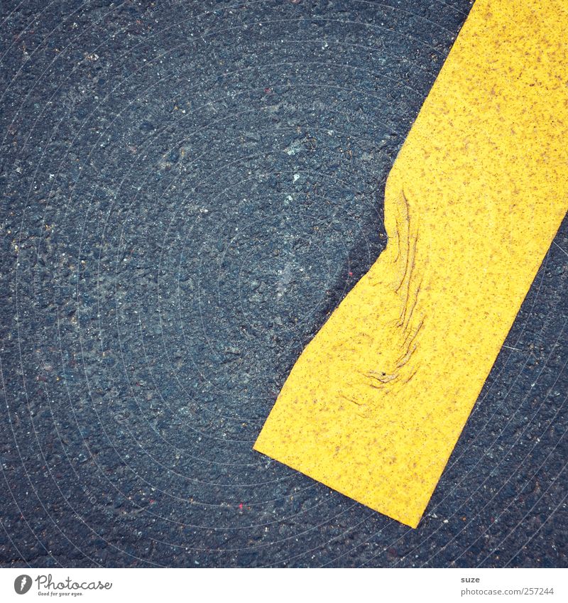 Befindlichkeit Verkehr Verkehrswege Straße Schilder & Markierungen Hinweisschild Warnschild einfach kaputt trashig gelb grau schwarz Asphalt Falte