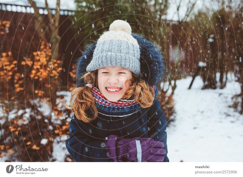 Winter Lifestyle-Porträt eines glücklichen Kindes Mädchens beim Spielen Freude Ferien & Urlaub & Reisen Schnee Garten Natur Wetter Wärme Park Bekleidung