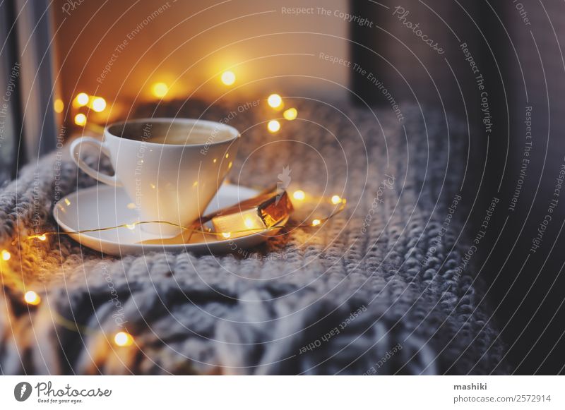 gemütlicher Winter- oder Herbstmorgen zu Hause Frühstück Kaffee Löffel Lifestyle Erholung Zeitung Zeitschrift Wetter Kerze Metall heiß modern Inspiration