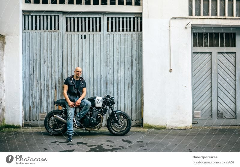 Biker posieren mit einem Motorrad Lifestyle Stil Ausflug Mensch Mann Erwachsene Straße Fahrzeug Glatze Lächeln sitzen authentisch retro schwarz Stolz