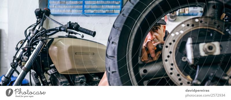 Mechanische Befestigung kundenspezifisches Motorradrad Lifestyle Stil Arbeit & Erwerbstätigkeit Mensch Mann Erwachsene Hand Fahrzeug authentisch retro