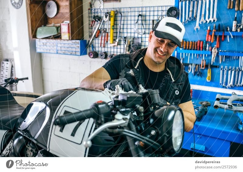 Mechanische Reinigung eines Motorrads Lifestyle Stil Glück Arbeit & Erwerbstätigkeit Mensch Mann Erwachsene Fahrzeug Stoff Lächeln authentisch retro