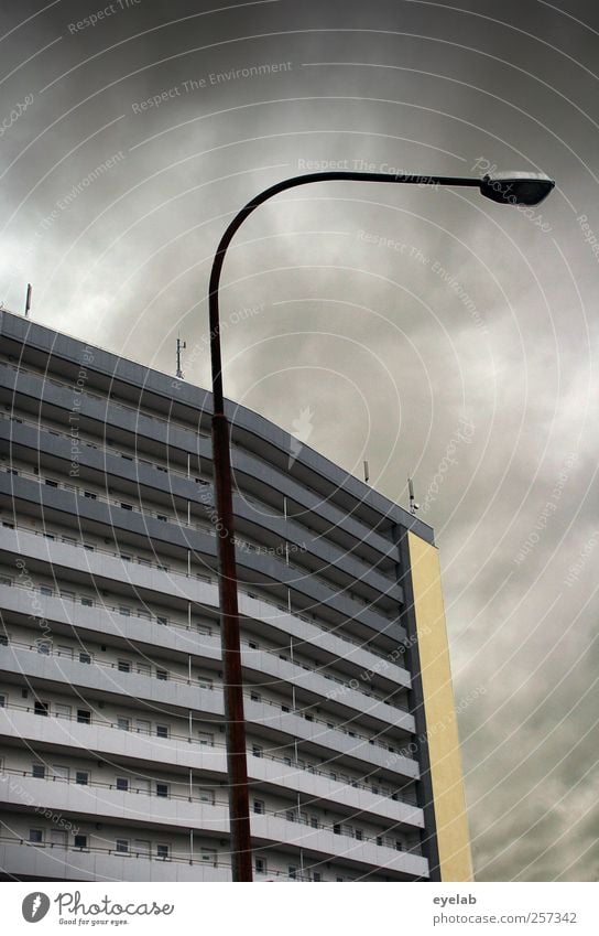 Früher war mehr Lametta Technik & Technologie Telekommunikation Himmel Wolken Gewitterwolken Wetter schlechtes Wetter Regen Stadt Haus Hochhaus Bauwerk Gebäude