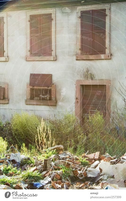 Schmutz Stadtrand Haus Einfamilienhaus Mauer Wand Fassade Fenster alt Müll verfallen Müllhalde Farbfoto Außenaufnahme Menschenleer Tag Sonnenlicht