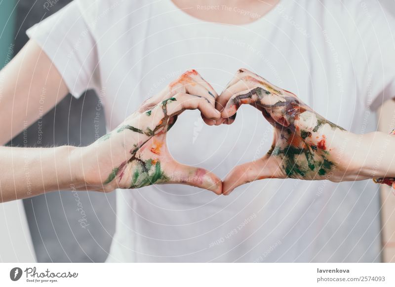 Frauenhände mit Aquarellen in Form eines Herzens bemalt Büro Erwachsene Hand Finger Liebe weiß Partnerschaft Kreativität Feiertag romantisch Valentinsgruß