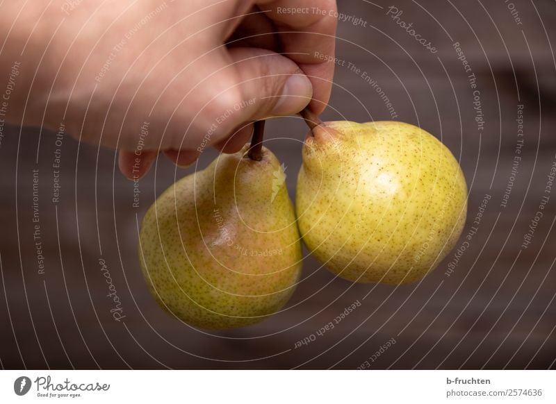 Leckere Birnen Lebensmittel Frucht Bioprodukte Vegetarische Ernährung Gesunde Ernährung Küche Mann Erwachsene Hand Finger Arbeit & Erwerbstätigkeit wählen