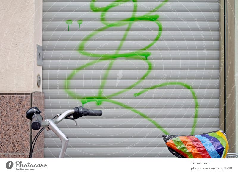 Citybike - Teilansicht Fahrrad Stadt Haus Mauer Wand Stein Metall Kunststoff Graffiti Linie mehrfarbig grau grün Fahrradsattel Fahrradlenker Rollladen