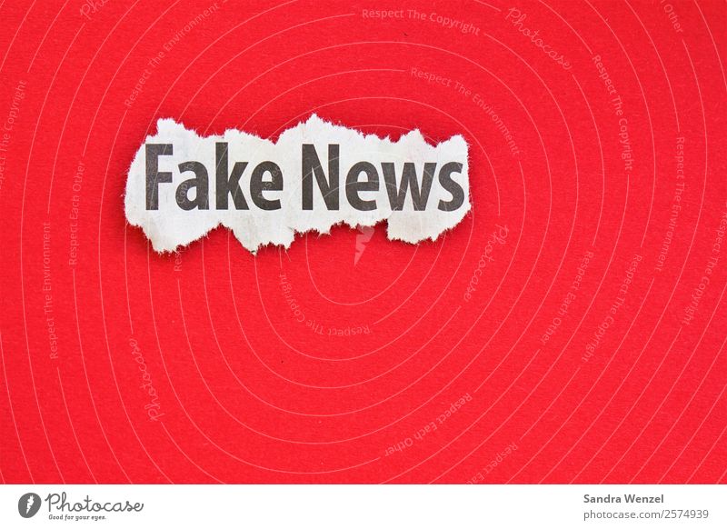 Fake News Schriftzeichen rot loyal Rechtschaffenheit Gerechtigkeit Unglaube Ungerechtigkeit betrügen Fälschung Fakenews Printmedien Mitteilung Medien