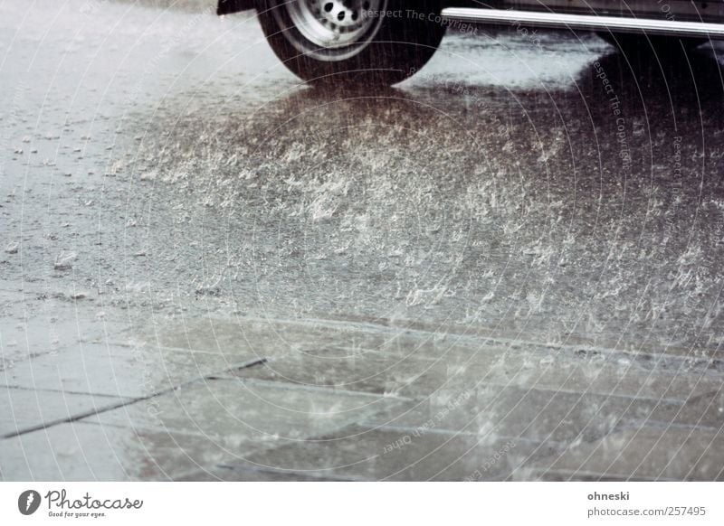 Guten Rutsch Wasser Wetter schlechtes Wetter Regen Verkehr Autofahren Straße Bürgersteig PKW Klima Reifen nass Farbfoto Gedeckte Farben Außenaufnahme