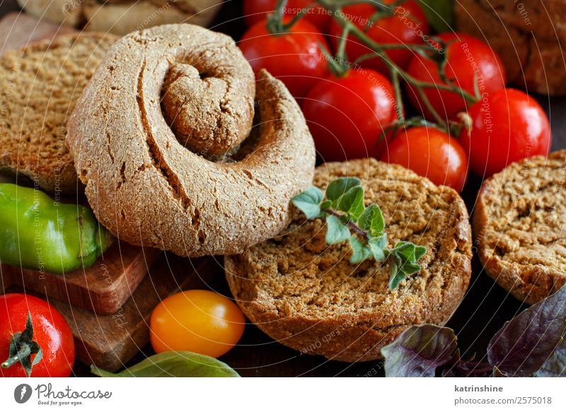 Vegetarisches Sandwich Gemüse Brot Holz hell grün Süden Italienisch frisa Frisella geröstet trocknen typisch Salento apulisch Spezialitäten rustikal