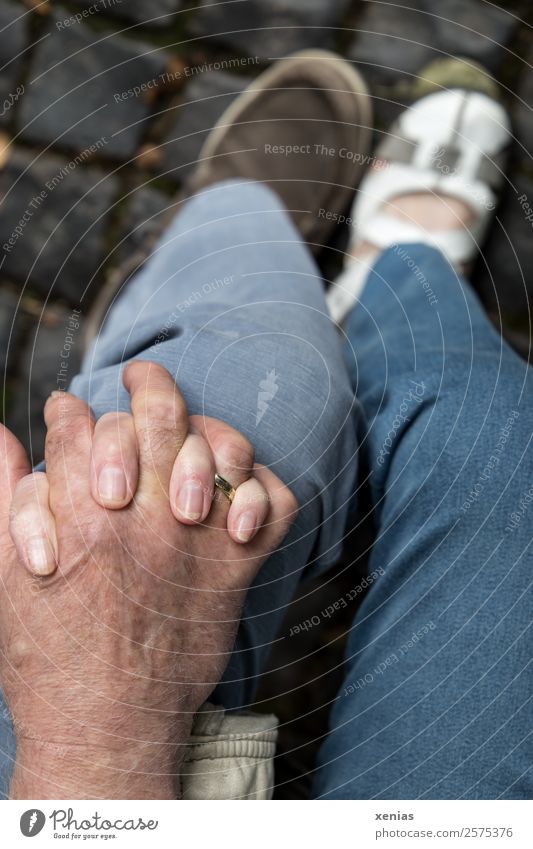 gemeinsam - Hände greifen ineinander auf einem Knie in Jeans Senior Hand Frau Erwachsene Mann Paar Partner Finger Beine Fuß 2 30-45 Jahre 45-60 Jahre