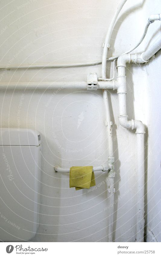 Der gelbe Lappen weiß Bad Reinigen Sanieren Häusliches Leben Putztuch Toilette Leitung alt