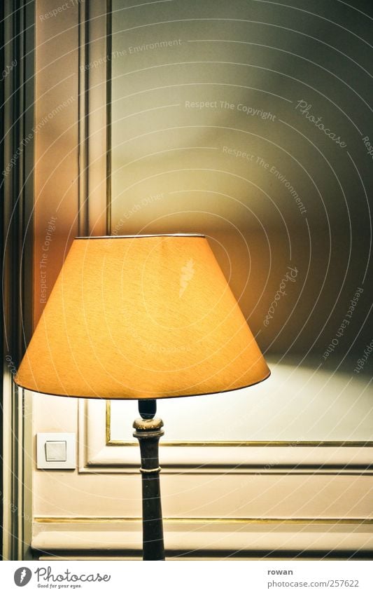 mood lighting Häusliches Leben Wohnung einrichten Innenarchitektur Dekoration & Verzierung Möbel Lampe alt elegant retro Wärme Schalter Stuck gelb braun antik
