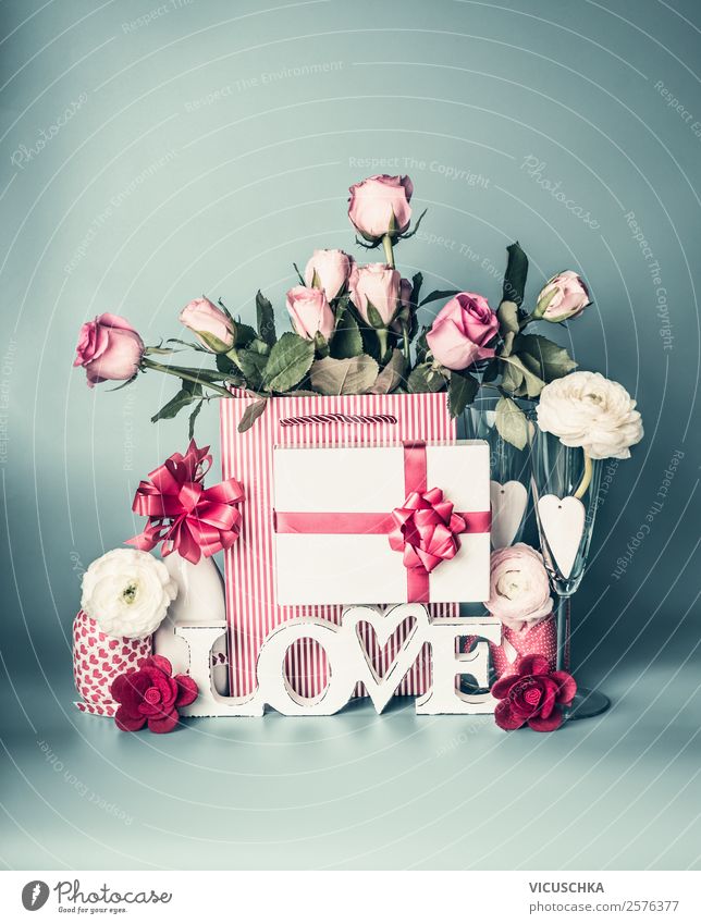 Festliche Composing mit Geschenk, Blumen und Wort LOVE kaufen Stil Design Dekoration & Verzierung Party Veranstaltung Feste & Feiern Valentinstag Muttertag