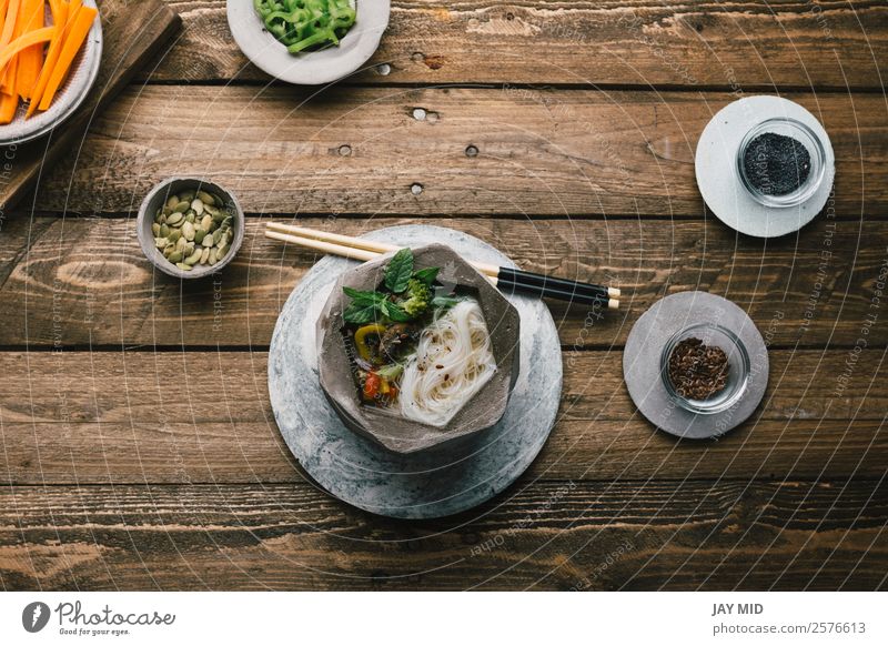 Geometrische Schale aus asiatischer Nudelsuppe mit Essstäbchen Lebensmittel Fleisch Gemüse Suppe Eintopf Ernährung Essen Mittagessen Abendessen Asiatische Küche