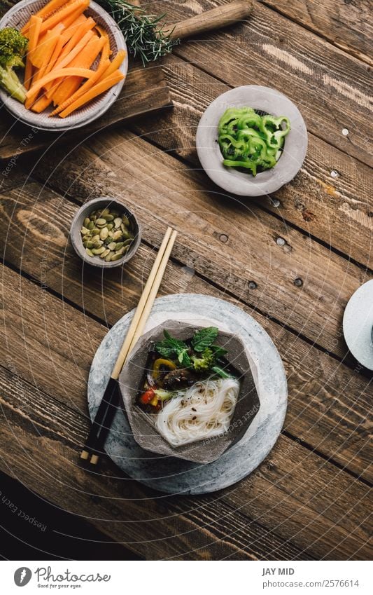 Geometrische Schale aus asiatischer Nudelsuppe mit Essstäbchen Lebensmittel Fleisch Gemüse Suppe Eintopf Mittagessen Abendessen Asiatische Küche