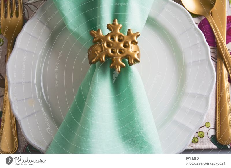 Weihnachtstisch mit goldener Serviettenhalterung, Schneestern Abendessen Teller Besteck Gabel Löffel elegant Dekoration & Verzierung Tisch Feste & Feiern