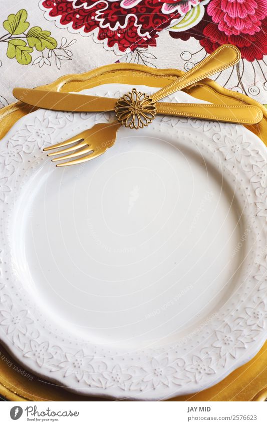 Thanksgiving Platz auf der Tischdecke mit Blumen und Goldteller Abendessen Teller Besteck Gabel Löffel elegant Dekoration & Verzierung Feste & Feiern