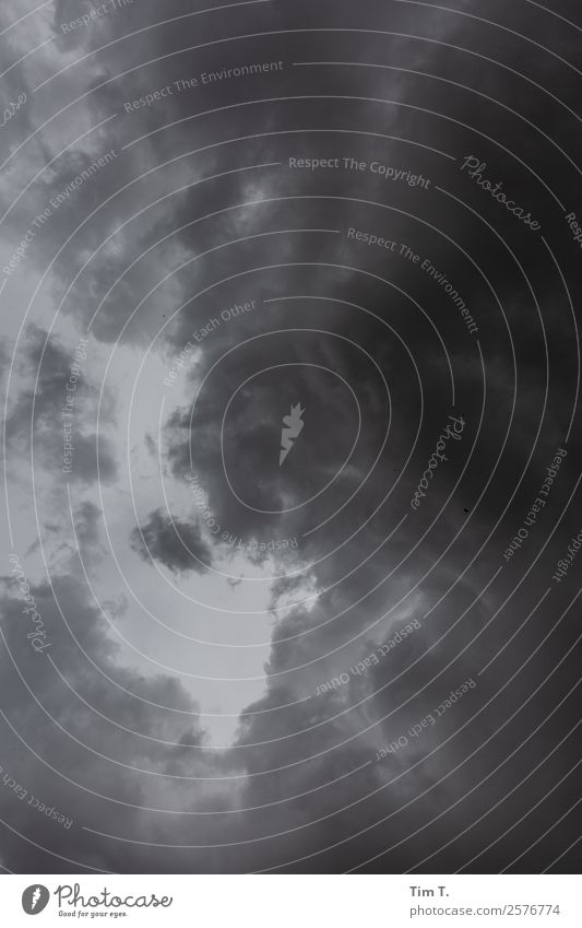 Himmel über Berlin nur Himmel Wolken Herbst Klima Klimawandel Wetter schlechtes Wetter Unwetter Sturm Gewitter Menschenleer Umwelt Umweltschutz Außenaufnahme