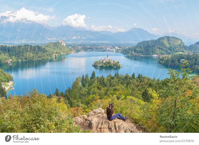 Frau beim Fotografieren des erstaunlichen Bleder Sees, Slowenien schön Ferien & Urlaub & Reisen Tourismus Insel Berge u. Gebirge Erwachsene Natur Landschaft