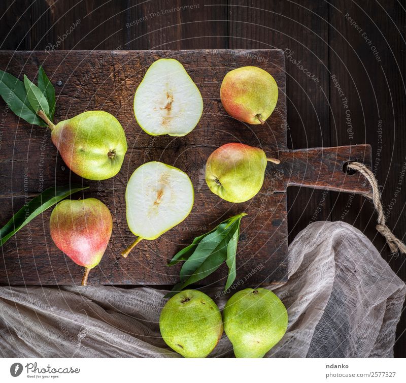 frische, reife, grüne Birnen Frucht Vegetarische Ernährung Diät Tisch Blatt Holz Essen lecker natürlich saftig gelb rustikal Aussicht Top organisch Lebensmittel