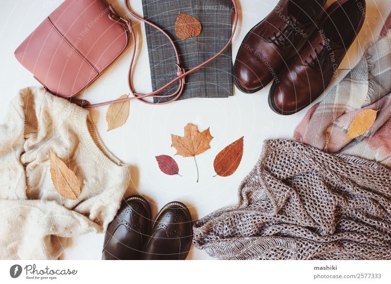 Satz von saisonalen Herbstmode Frauenkleidung kaufen Reichtum Stil Winter feminin Erwachsene Mode Bekleidung Pullover Accessoire Schuhe Stiefel Sammlung trendy