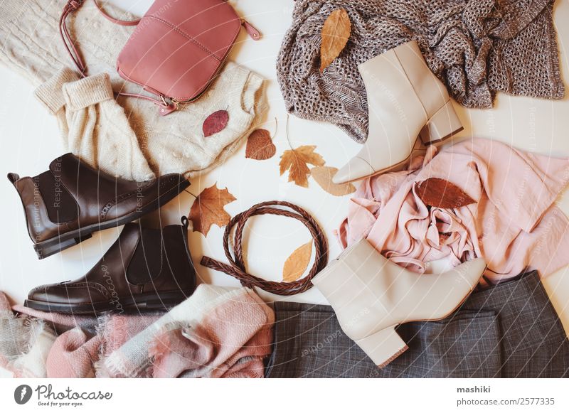 Satz von saisonalen Herbstmode Frauenkleidung kaufen Reichtum Stil Winter feminin Erwachsene Blatt Mode Bekleidung Pullover Accessoire Schuhe Stiefel Sammlung