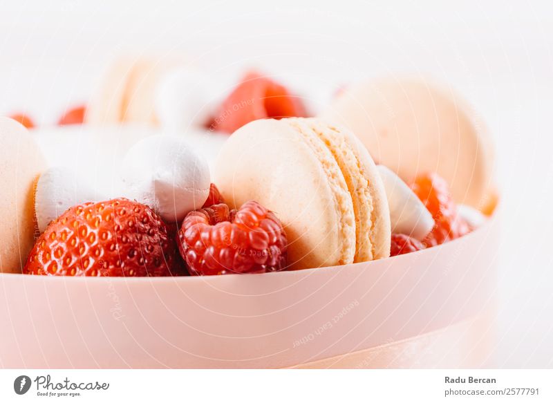 Makronen und Erdbeeren Geburtstagskuchen Macaron Hintergrundbild Franzosen Dessert mehrfarbig Lebensmittel süß lecker weiß rosa Biskuit Snack Konfekt Frankreich