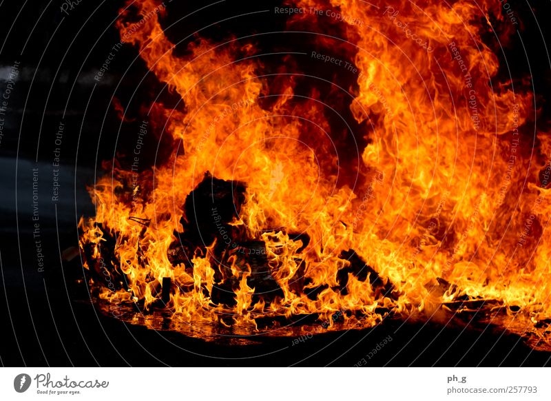 Löscht das Feuer auf uns. Rauch Aggression ästhetisch bedrohlich dunkel authentisch heiß Wärme gelb rot Brand Müllbehälter brennen brennend Farbfoto
