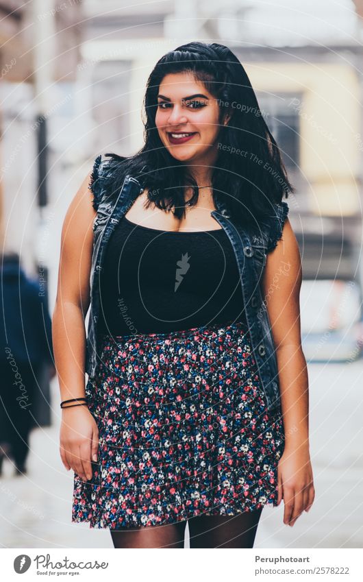 Lifestyle-Porträt einer schönen jungen übergewichtigen Frau Glück Körper lesen Sommer Schule Studium Business Mensch Erwachsene Herbst Straße Mode Kleid Jacke