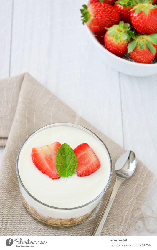 Joghurt mit Getreide und Erdbeeren Zerealien Frühstück Müsli Frucht Gesundheit Gesunde Ernährung Glas Vegetarische Ernährung Mahlzeit reif Beeren Milch Dessert