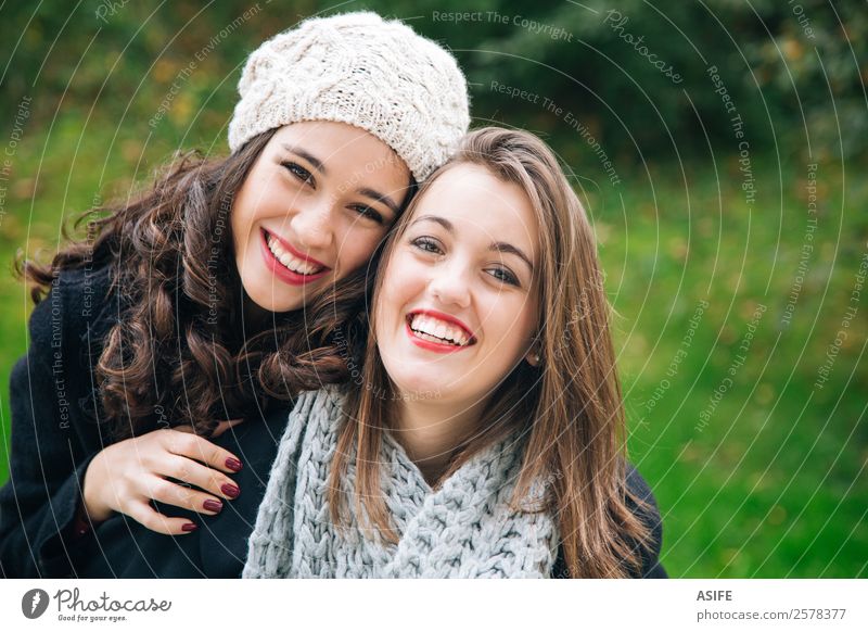 Porträt der besten Freunde Lifestyle Freude Glück schön Winter Frau Erwachsene Freundschaft Jugendliche Herbst Park Mode Schal Lächeln lachen Liebe Umarmen