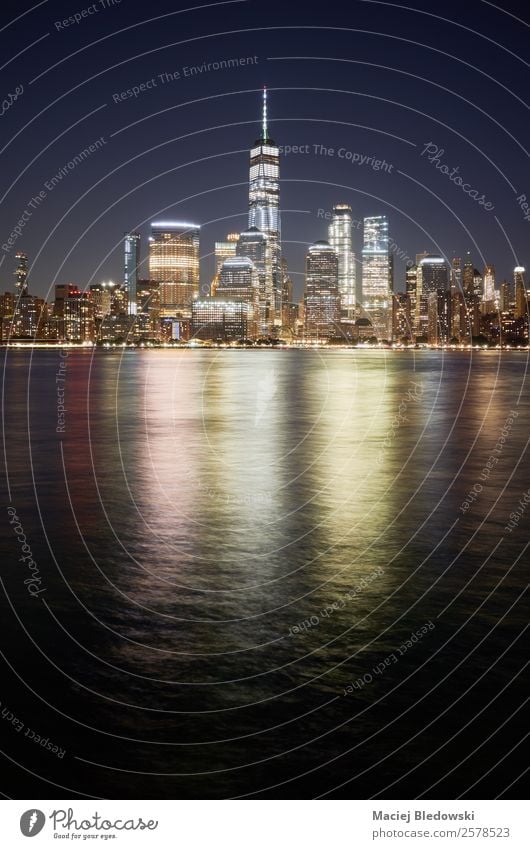 Die Skyline von Manhattan spiegelt sich nachts im Hudson River wider. Büro Wasser Himmel Fluss Stadtzentrum Hochhaus Bankgebäude Gebäude Architektur Business