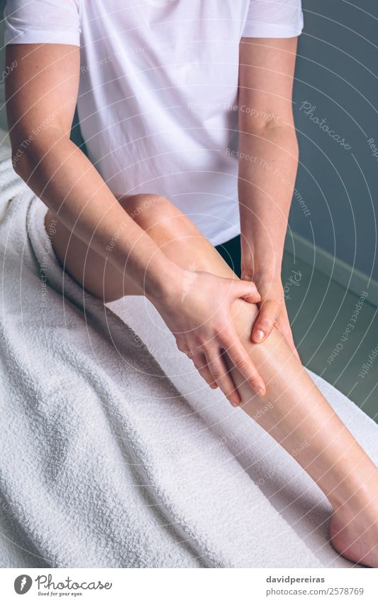 Massage-Therapeutenhände bei der Lymphdrainagebehandlung Glück schön Körper Haut Gesundheitswesen Behandlung Medikament Wellness Erholung Spa Arzt Mensch Frau