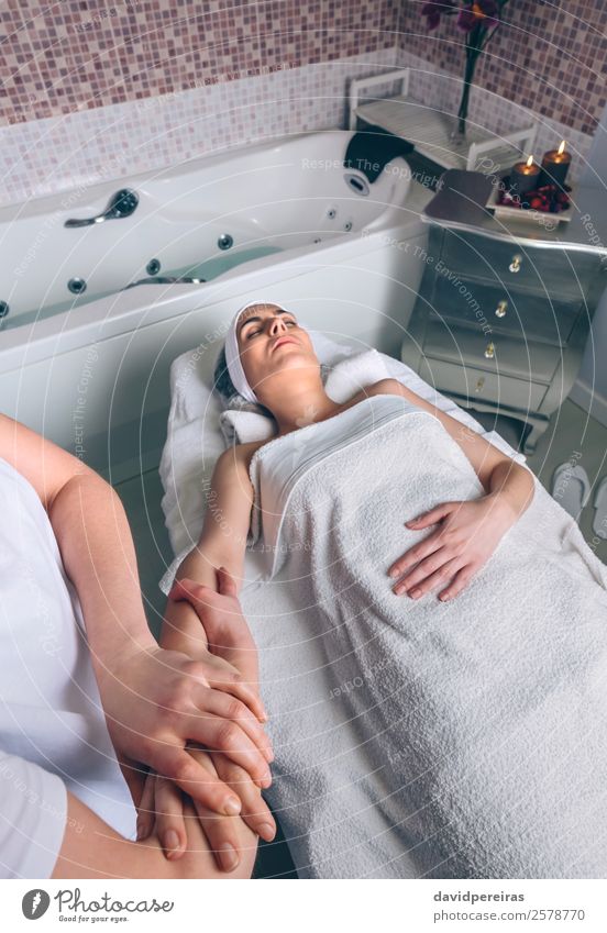 Frau erhält Lymphdrainage-Massage in der Klinik Glück schön Körper Haut Gesundheitswesen Behandlung Medikament Wellness Erholung Spa Arzt Mensch Erwachsene Arme