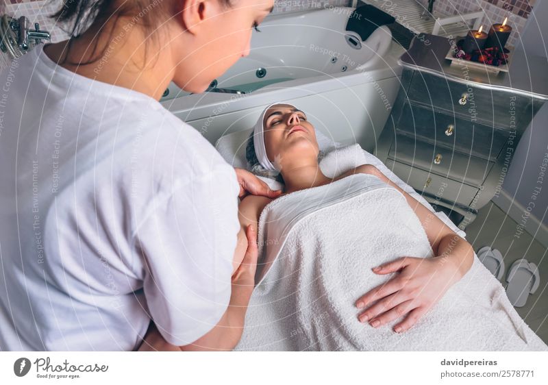 Massagetherapeutin, die eine Lymphdrainagebehandlung für Frauen durchführt. schön Körper Haut Gesundheitswesen Behandlung Medikament Wellness Erholung Spa Arzt