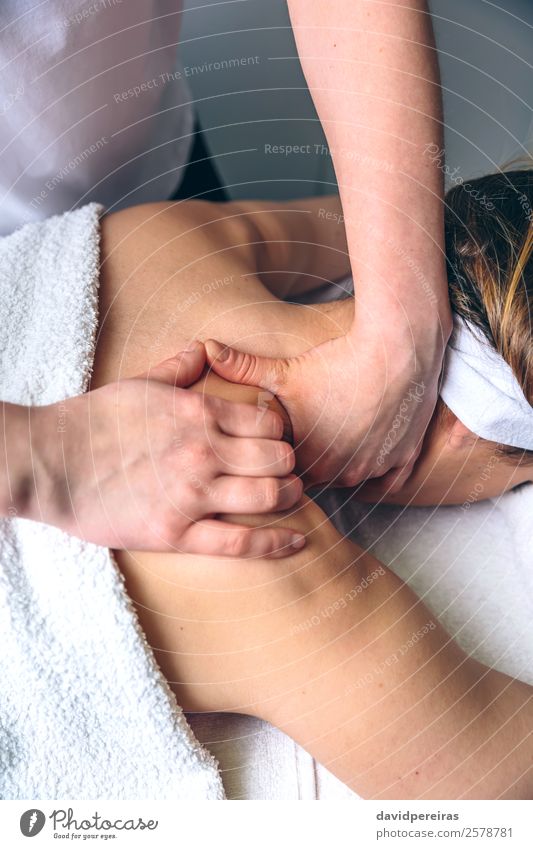 Frau erhält Massage auf den Schultern im Klinikum schön Körper Haut Gesundheitswesen Behandlung Medikament Wellness Erholung Spa Arzt Mensch Erwachsene Hand