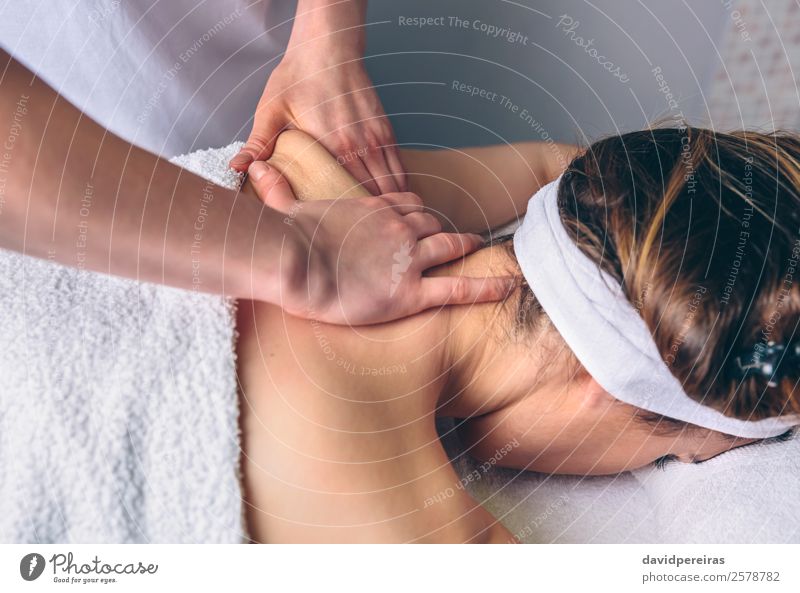 Frau erhält Massage auf den Schultern im Klinikum Glück schön Körper Haut Gesundheitswesen Behandlung Medikament Wellness Erholung Spa Arzt Mensch Erwachsene